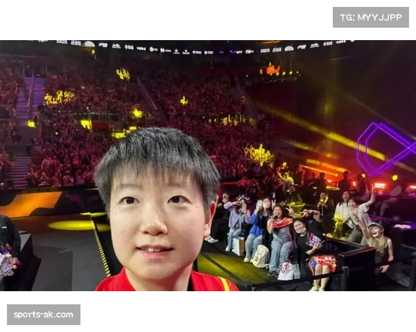 孙颖莎捧起奖杯瞬间完成女单世界杯史无前例三连冠